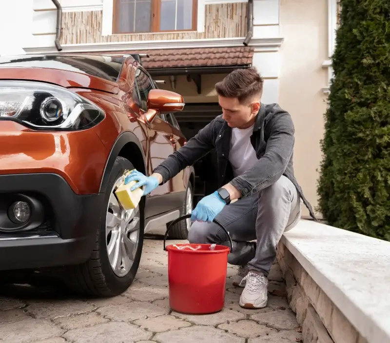 Lavage auto à domicile Laval-sur-Luzège : professionnel intervenant sur un véhicule